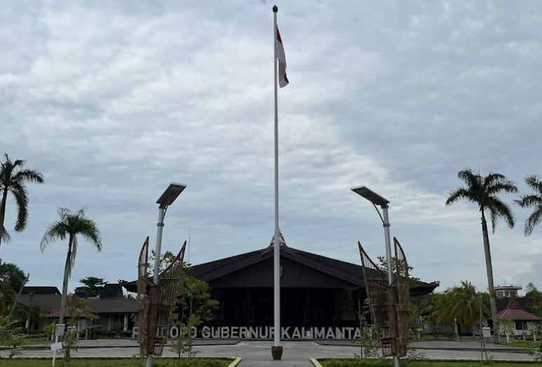 "Proyek rehabilitasi kawasan Pendopo Gubernur Kalimantan Barat senilai Rp1,5 miliar ditemukan dipecah menjadi enam paket. (Dok. Dhn/Faktakalbar.id)"