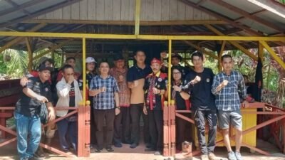 "Ritual adat "Nabo Padagi Ne Antanik" di Kubu Raya menjadi forum mediasi antara masyarakat dan PT BPK membahas isu ketenagakerjaan dan sertifikat tanah. (Dok. Uli to Faktakalbar.id)"