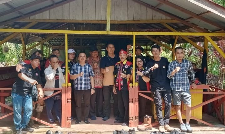 "Ritual adat "Nabo Padagi Ne Antanik" di Kubu Raya menjadi forum mediasi antara masyarakat dan PT BPK membahas isu ketenagakerjaan dan sertifikat tanah. (Dok. Uli to Faktakalbar.id)"
