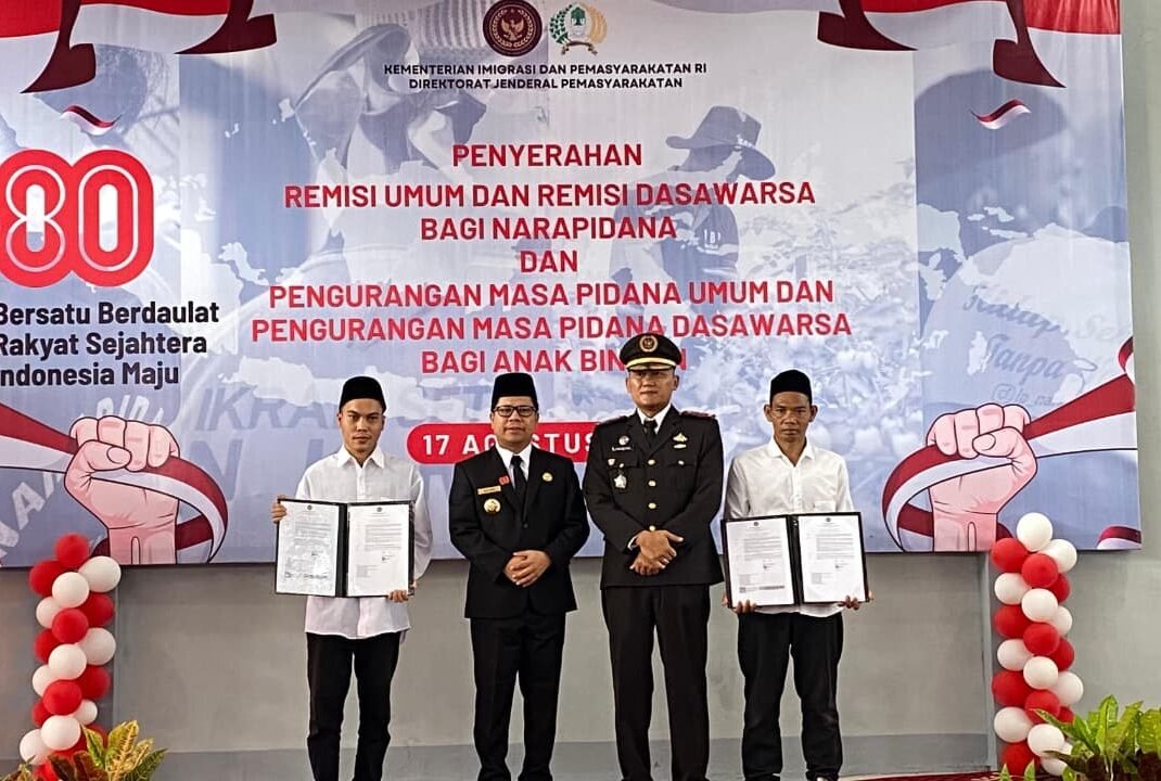 "Foto bersama usai pemberian remisi secara simbolis oleh Bupati Sambas Satono dan Karutan Sambas Andriyas, Minggu (17/8/2025). (dok.ist)"