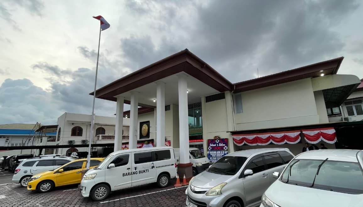 "Gedung Pengadilan Negeri Pontianak di Jalan Sultan Abdurrahman. Di sinilah sidang perkara yang menjerat MRN, kaki tangan cukong emas ilegal 'Tante', digelar dan menjadi sorotan publik."
