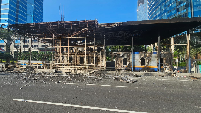 Puing-puing sisa kerusuhan di salah satu gerbang tol yang dibakar massa pada Jumat (29/8/2025) malam.