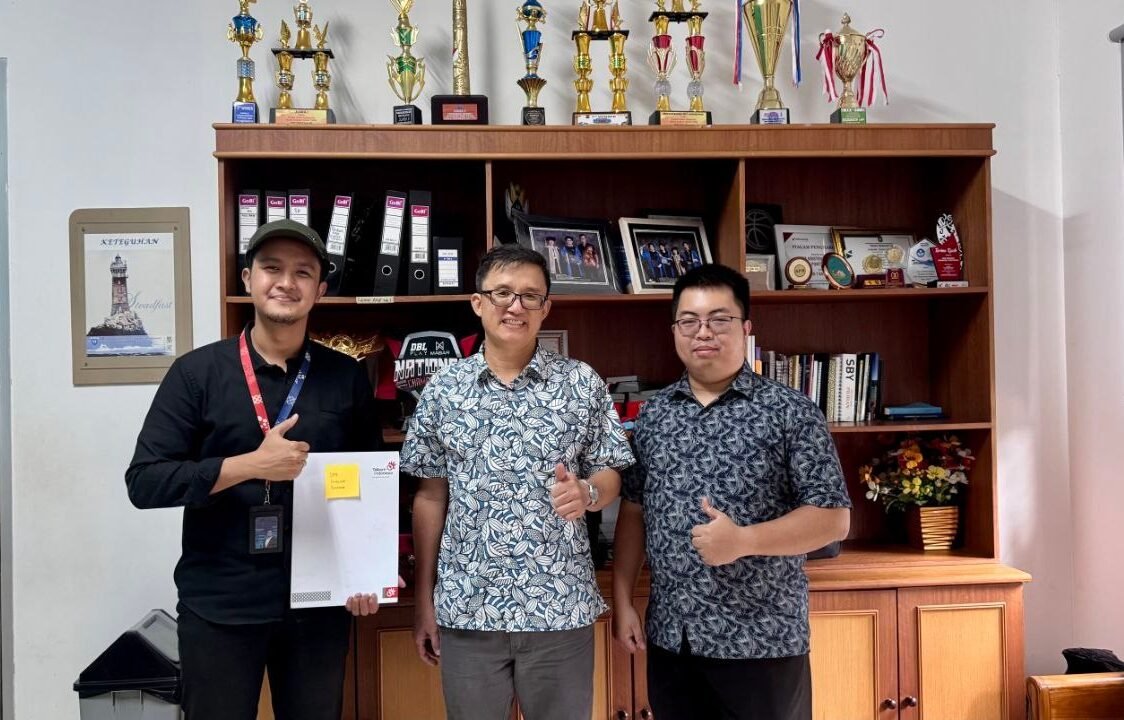 "SMA Kristen Immanuel Pontianak memulai era pendidikan digital dengan mengadopsi Pijar Sekolah dari Telkom, sebuah platform terintegrasi untuk manajemen dan pembelajaran. (Dok. HO/Faktakalbar.id)"