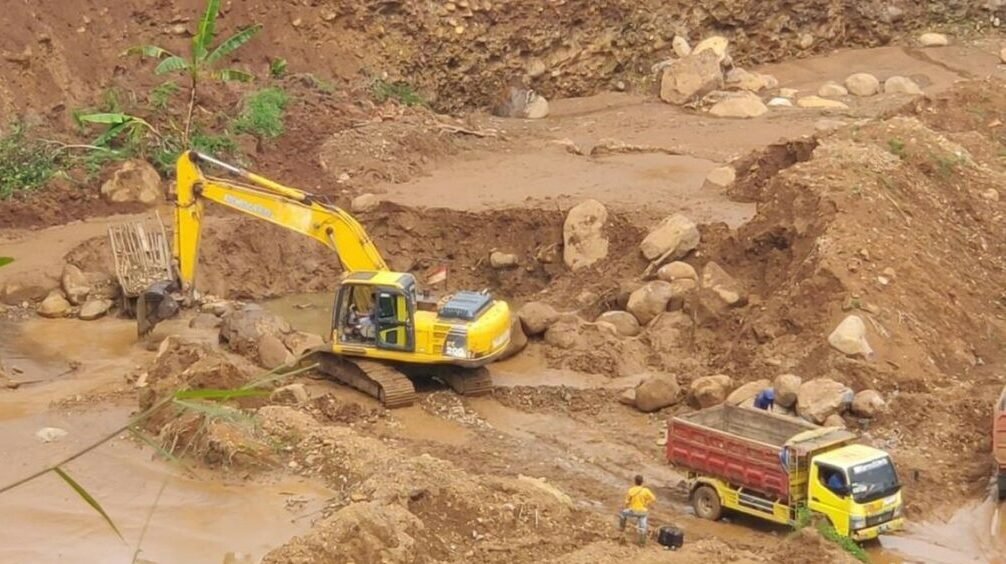 Aktivitas pertambangan yang menggunakan alat berat. Pemerintah menyatakan akan menindak tegas praktik tambang ilegal yang telah merugikan negara hingga ratusan triliun rupiah. (Dok. bpk.go.id)