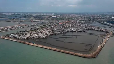 Pembangunan tanggul laut yang masih dalam tahap penyelesaian di kawasan Kampung Bahari Tambaklorok, Tanjung Mas, Semarang, Jawa Tengah. (Dok. Ist)