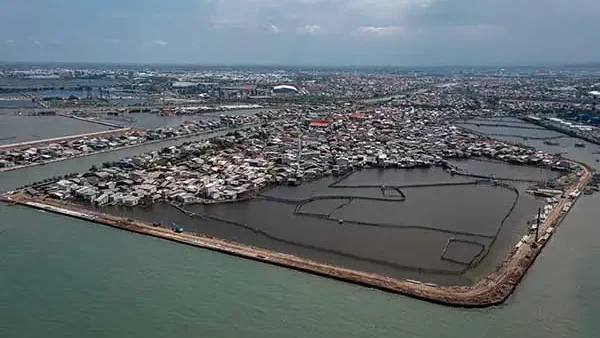 Pembangunan tanggul laut yang masih dalam tahap penyelesaian di kawasan Kampung Bahari Tambaklorok, Tanjung Mas, Semarang, Jawa Tengah. (Dok. Ist)
