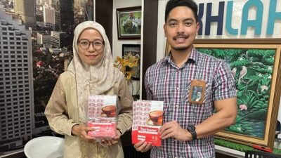 "Telkom Kalbar melalui program Packfest memberikan bantuan kemasan baru kepada UMKM minuman bajakah Herbame untuk meningkatkan daya saing dan menembus pasar modern. (Dok. HO/Faktakalbar.id)"