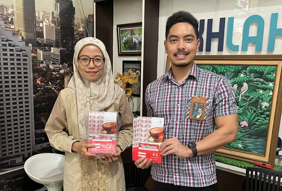 "Telkom Kalbar melalui program Packfest memberikan bantuan kemasan baru kepada UMKM minuman bajakah Herbame untuk meningkatkan daya saing dan menembus pasar modern. (Dok. HO/Faktakalbar.id)"