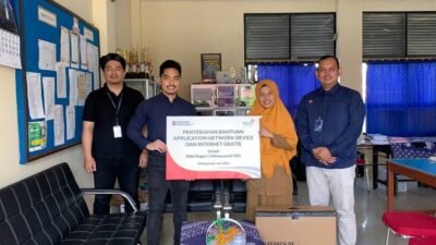 Telkom Kalbar mendukung digitalisasi pendidikan di SMAN 1 Mempawah Hilir dengan menyerahkan perangkat Indibiz 200Mbps dan platform Pijar Sekolah untuk pembelajaran interaktif. (Dok. Telkom)