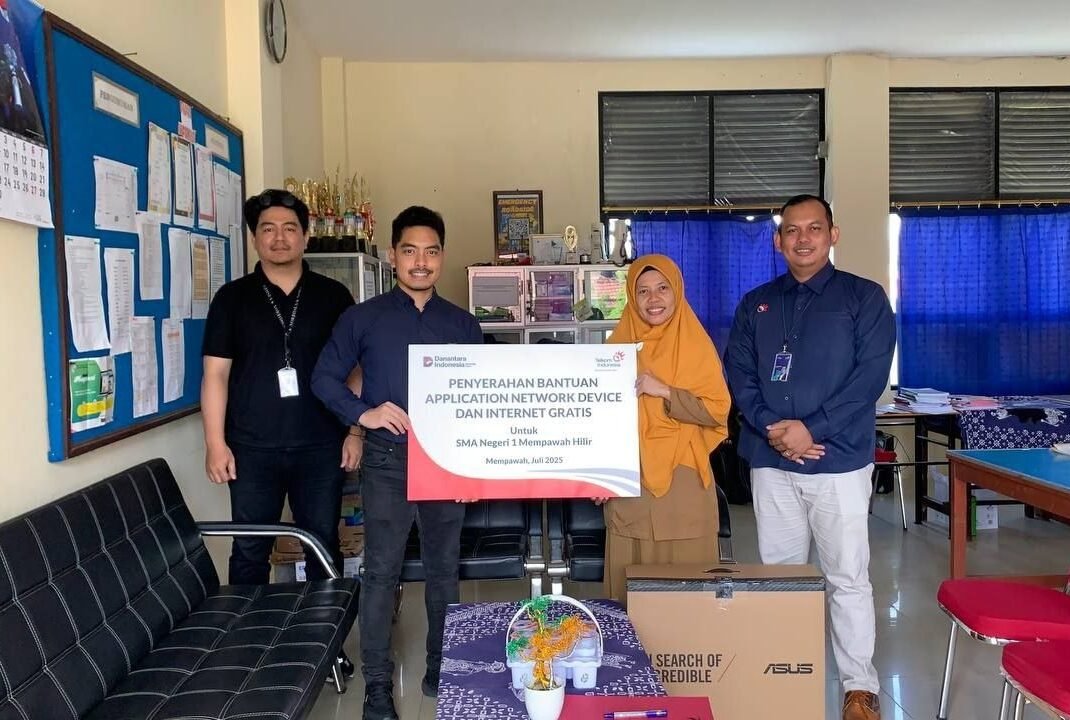 Telkom Kalbar mendukung digitalisasi pendidikan di SMAN 1 Mempawah Hilir dengan menyerahkan perangkat Indibiz 200Mbps dan platform Pijar Sekolah untuk pembelajaran interaktif. (Dok. Telkom)