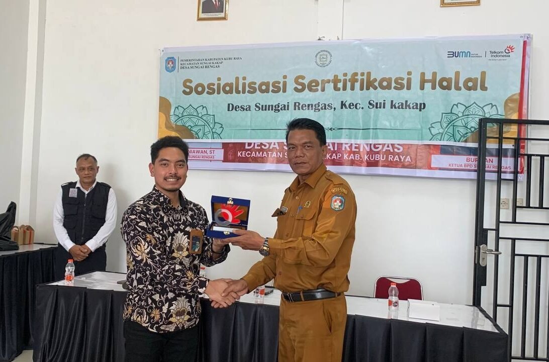 Telkom Kalbar mengadakan pelatihan sertifikasi halal bagi puluhan UMKM di Desa Sungai Rengas untuk meningkatkan daya saing dan mendorong transformasi digital produk lokal. (Dok. HO/Faktakalbar.id)