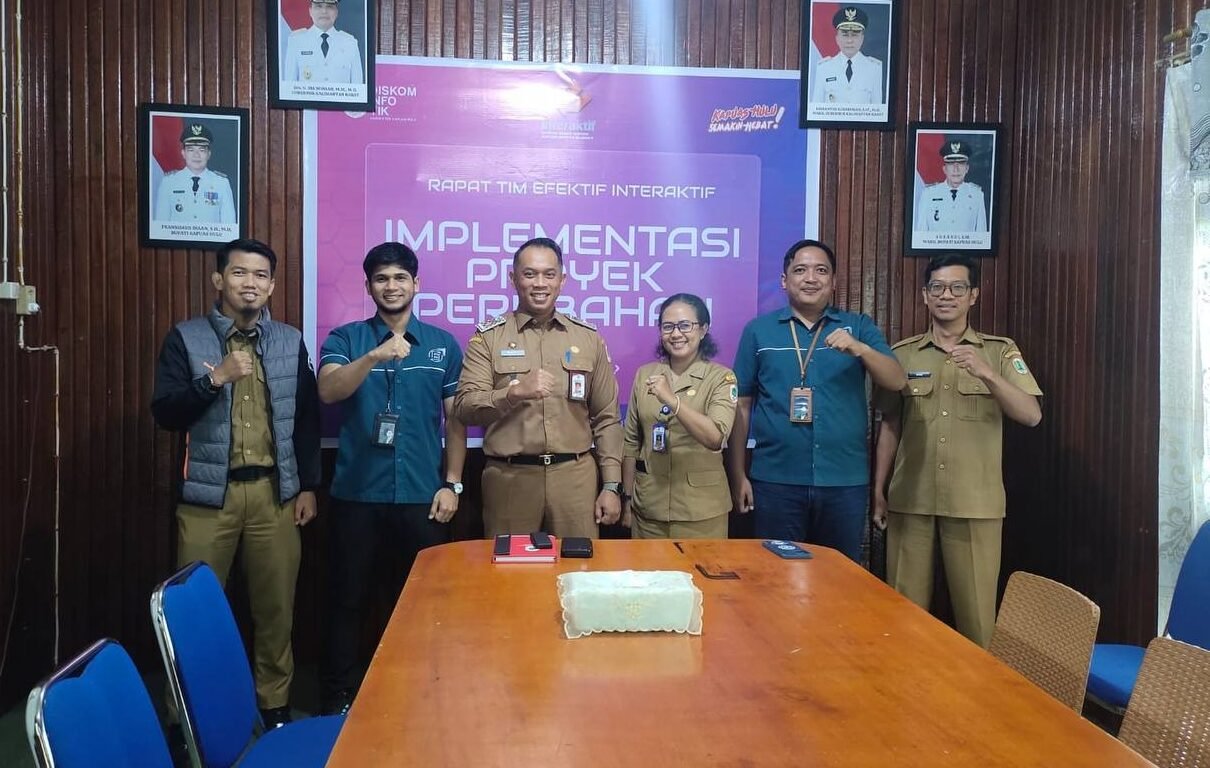 "Telkom Kalbar dan Diskominfo Kapuas Hulu bersinergi melakukan survei lapangan untuk memastikan keandalan konektivitas internet demi suksesnya MTQ XXXIII Tingkat Provinsi. (Dok. Telkom)"