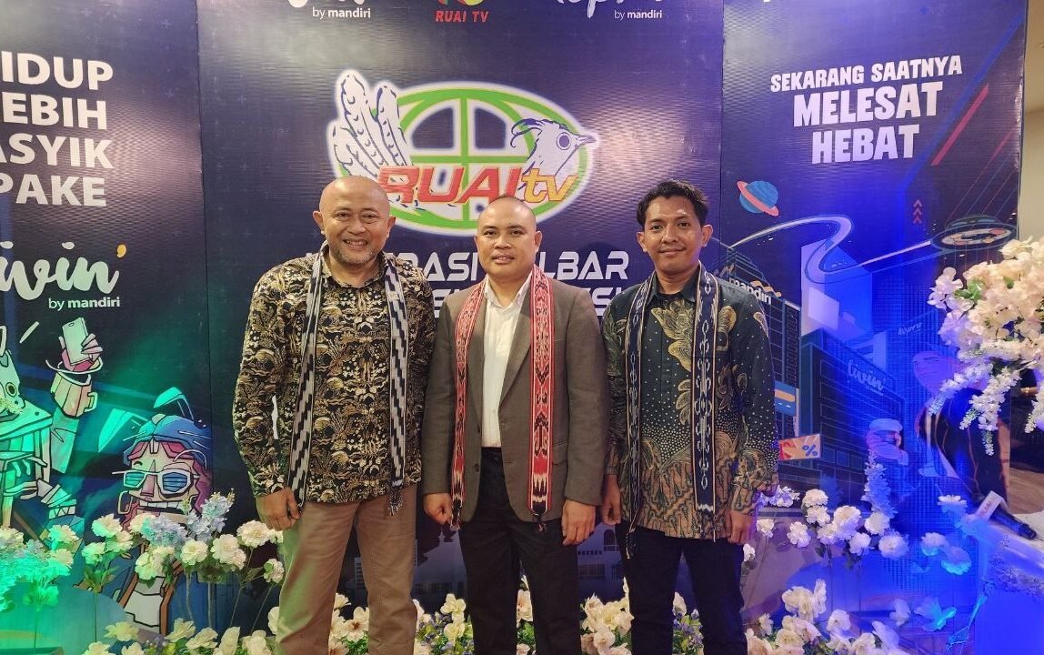 "Telkom Kalbar hadiri HUT salah satu media lokal, pertegas komitmen sinergi dengan media lokal untuk mendorong percepatan transformasi digital di Kalimantan Barat. (Dok. Telkom)"