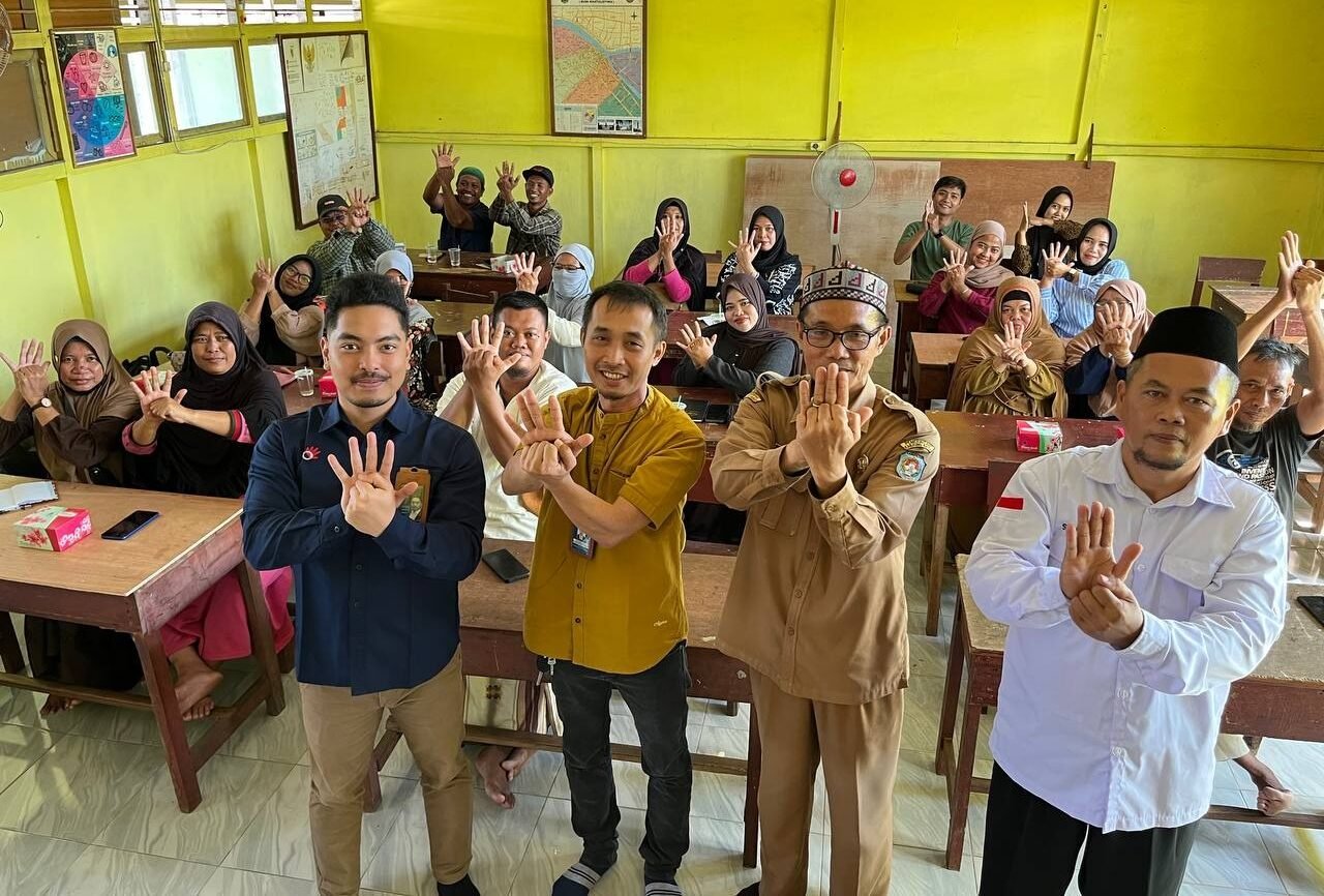 "Telkom Kalbar menggelar sosialisasi NIB dan sertifikasi halal untuk 30 UMKM di Desa Kuala Dua, Kubu Raya, sebagai upaya meningkatkan legalitas dan daya saing usaha lokal. (Dok. HO/Faktakalbar.id)"