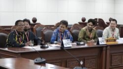 Para musisi yang tergabung dalam Aliansi Pencinta Musik Indonesia (APMI) mengajukan uji materiil beberapa pasal tentang Hak Cipta terhadap Undang-Undang Dasar Negara Republik Indonesia Tahun 1945 (UUD 1945) ke Mahkamah Konstitusi (MK).