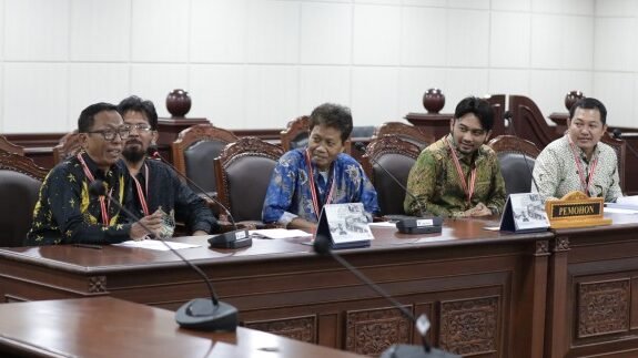 Para musisi yang tergabung dalam Aliansi Pencinta Musik Indonesia (APMI) mengajukan uji materiil beberapa pasal tentang Hak Cipta terhadap Undang-Undang Dasar Negara Republik Indonesia Tahun 1945 (UUD 1945) ke Mahkamah Konstitusi (MK).