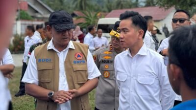 Deputi Bidang Penanganan Darurat BNPB Mayjen TNI Budi Irawan mendampingi Wapres Gibran Rakabuming saat meninjau lokasi Sekolah Dasar (SD) Darurat di Lapangan Sepak Bola Desa Tangkura, Kecamatan Poso Pesisir Selatan, Jumat (22/8/2025). Sumber foto: Sekretariat Wakil Presiden