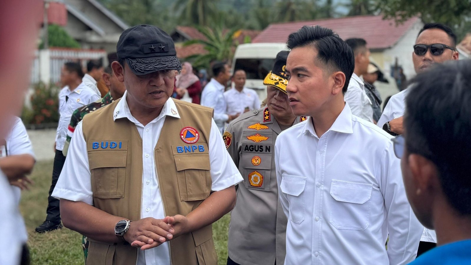 Deputi Bidang Penanganan Darurat BNPB Mayjen TNI Budi Irawan mendampingi Wapres Gibran Rakabuming saat meninjau lokasi Sekolah Dasar (SD) Darurat di Lapangan Sepak Bola Desa Tangkura, Kecamatan Poso Pesisir Selatan, Jumat (22/8/2025). Sumber foto: Sekretariat Wakil Presiden