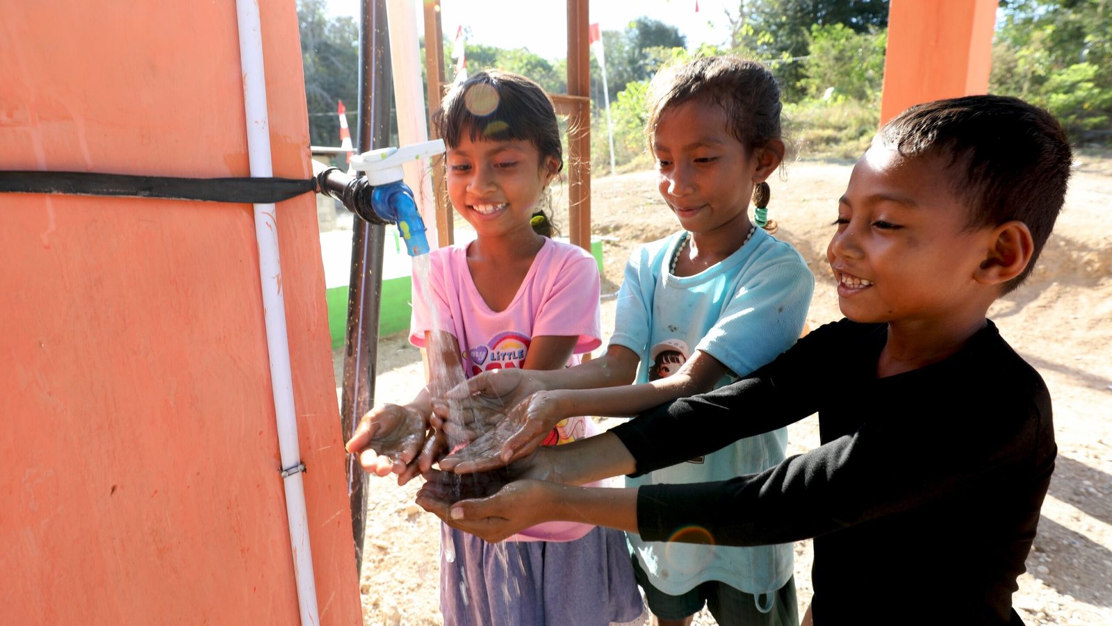 Warga Desa Kiuola, Kecamatan Noemuti, Kabupaten Timur Tengah Utara, menggunakan air bersih dari sumur bor  sumber air bersih yang di bangun oleh BNPB untuk aktivitas rumah tangga sehari - hari, pada Kamis (28/8/2025). Foto: HO/Faktakalbar.id