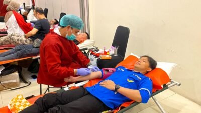 "Aston Pontianak menggelar aksi donor darah di Pontianak untuk membantu memenuhi stok darah, didukung dengan layanan pemeriksaan kesehatan gratis bagi masyarakat. "
