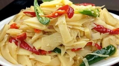 "Kenali 3 masakan sayur khas Sintang yang otentik, mulai dari Oseng Pakis hingga Pacri Nanas, yang seringkali membuat para perantau kangen rumah."