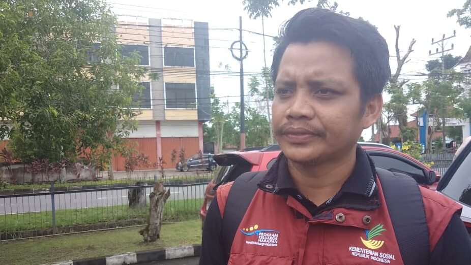 "Pendamping PKH Sintang kirim 5 siswa dari keluarga kurang mampu untuk ikuti program Sekolah Rakyat gratis, membuka pintu harapan baru."