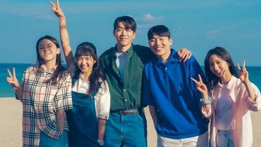 "Mencari tontonan yang menghangatkan hati? Temukan 5 rekomendasi drama Korea tentang persahabatan sejati yang akan membuatmu tertawa, menangis, dan merindukan sahabatmu."