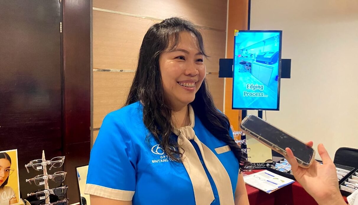 "Rayakan ulang tahun, Aston Pontianak bekerja sama dengan Optik Bintang Terang gelar aksi sosial cek mata gratis. Edukasi bahaya kacamata online jadi misi utama. "