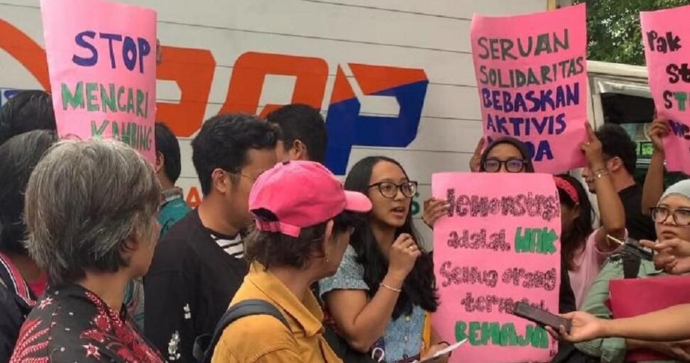 "Para tahanan demonstrasi menulis surat terbuka untuk Presiden Prabowo, menuntut pembebasan mereka. Aksi ini dibarengi dengan mogok makan sebagai bentuk protes."