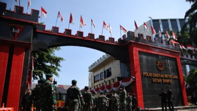 Sejumlah aparat berjaga di depan Mako Brimob, Kwitang, Jakarta Pusat, pasca-kerusuhan, Senin (1/9/2025).