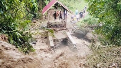 Arus kuat banjir merusak satu unit jembatan penghubung desa di Kecamatan Tinombo, Kabupaten Parigi Moutong, Sulawesi Tengah terputus pada Sabtu (27/9). Foto: BPBD Parigi Moutong