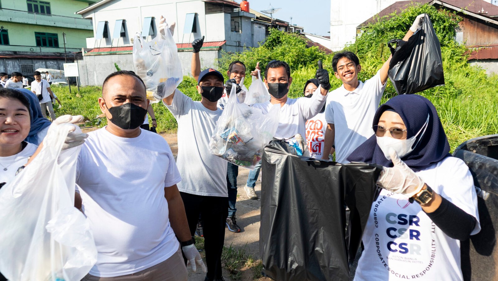 "Aston Pontianak merayakan HUT ke-15 dengan menggelar aksi bersih-bersih dan edukasi sampah, mendukung kebijakan pengelolaan sampah mandiri dari Pemerintah Kota Pontianak."