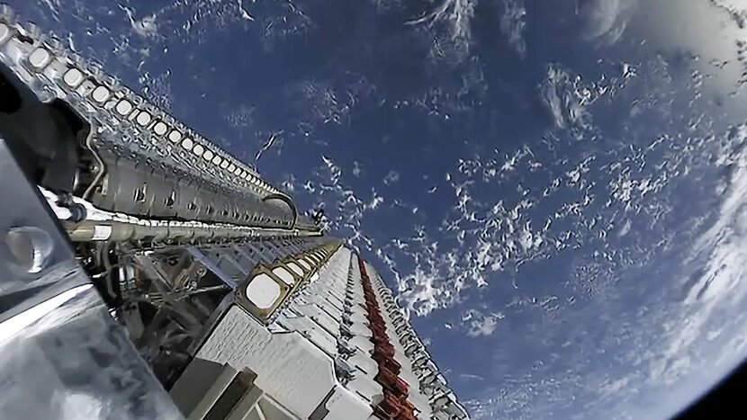 "Di tengah dominasi Starlink, BRIN menguatkan ekosistem satelit nasional lewat kolaborasi dengan swasta dan riset teknologi. Simak strategi mereka untuk kemandirian antariksa Indonesia. "