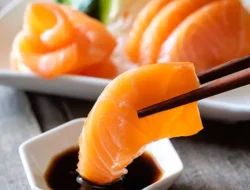 4 Bahaya Mengintai di Balik Kelezatan Salmon Mentah