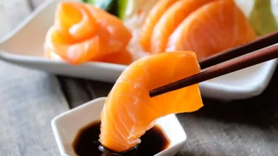 4 Bahaya Mengintai di Balik Kelezatan Salmon Mentah