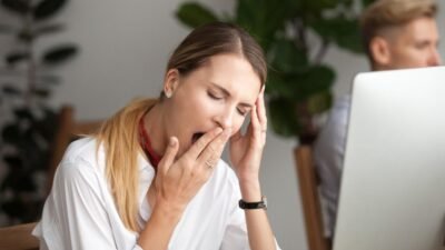 "Ketahui 5 bahaya menahan ngantuk bagi kesehatan fisik dan mental, mulai dari menurunnya daya ingat, melemahnya imun, hingga risiko penyakit kronis. Jangan sepelekan kebiasaan ini!"