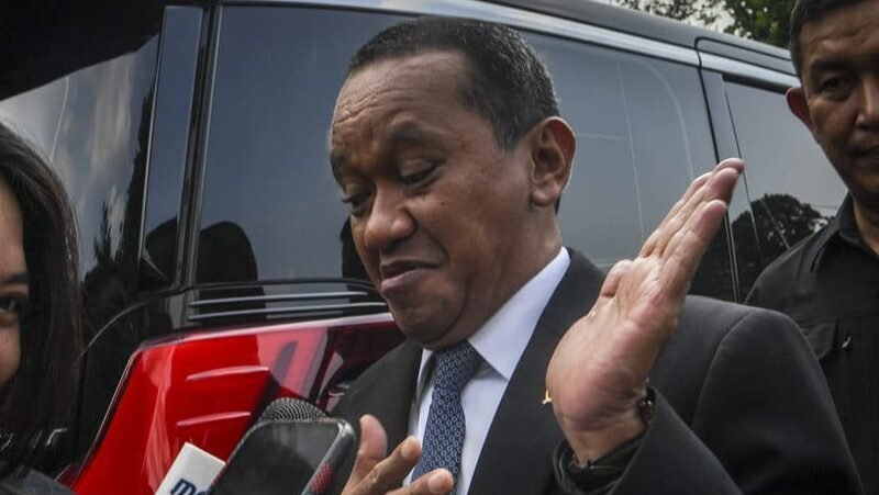 "Menteri ESDM Bahlil Lahadalia sebut SPBU swasta seperti Shell dan BP-AKR sepakat beli bahan bakar dasar dari Pertamina untuk atasi kelangkaan stok."