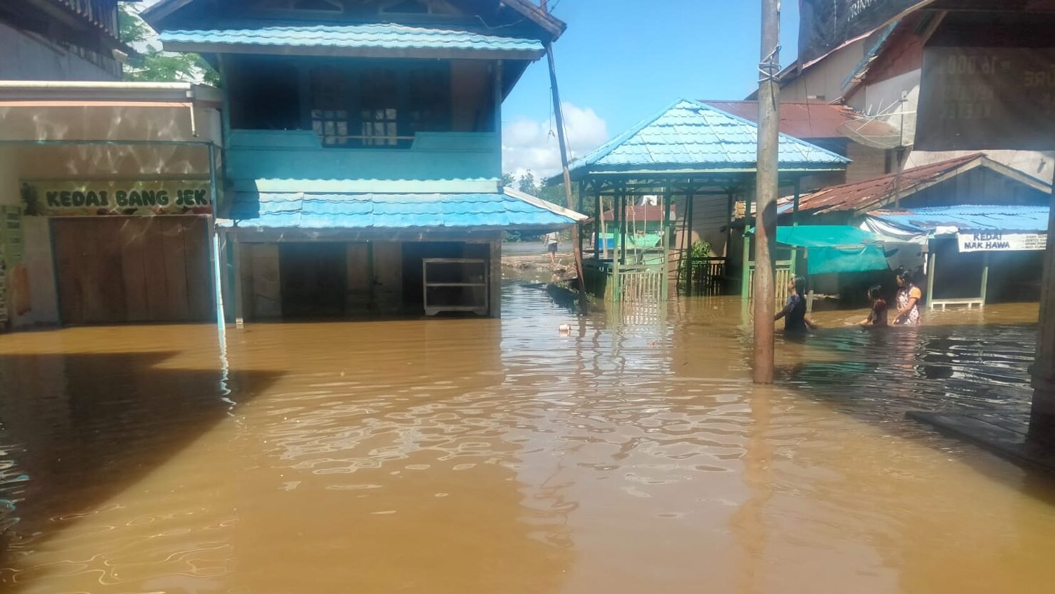 "BNPB melaporkan serangkaian bencana, dari gempa M6,6 di Nabire hingga banjir di Melawi dan karhutla di Aceh. Simak laporan lengkapnya di sini. "