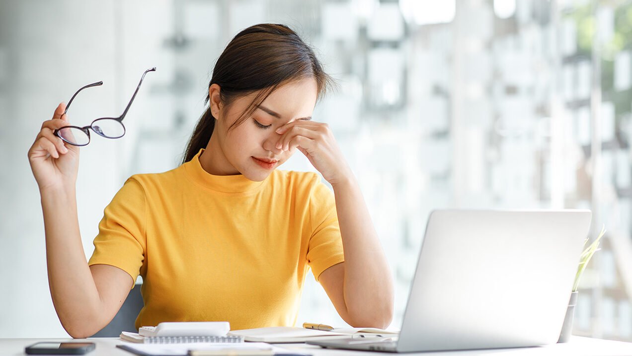 "Awas mata lelah karena laptop! Cegah dengan 5 jurus jitu ini, mulai dari aturan 20-20-20 hingga nutrisi yang tepat untuk kesehatan mata Anda."