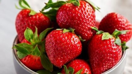 "Ingin kulit glowing alami? Temukan daftar buah-buahan terbaik yang kaya vitamin dan antioksidan untuk merawat kulit Anda dari dalam."