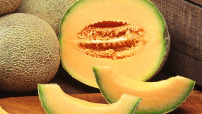 "Penderita asam lambung sering bingung memilih buah. Temukan daftar buah-buahan aman dan tips konsumsi yang benar agar lambung Anda tetap nyaman. "