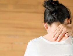 Bukan Salah Bantal, Ini Alasan Ilmiah Leher Kaku Setelah Bangun Tidur