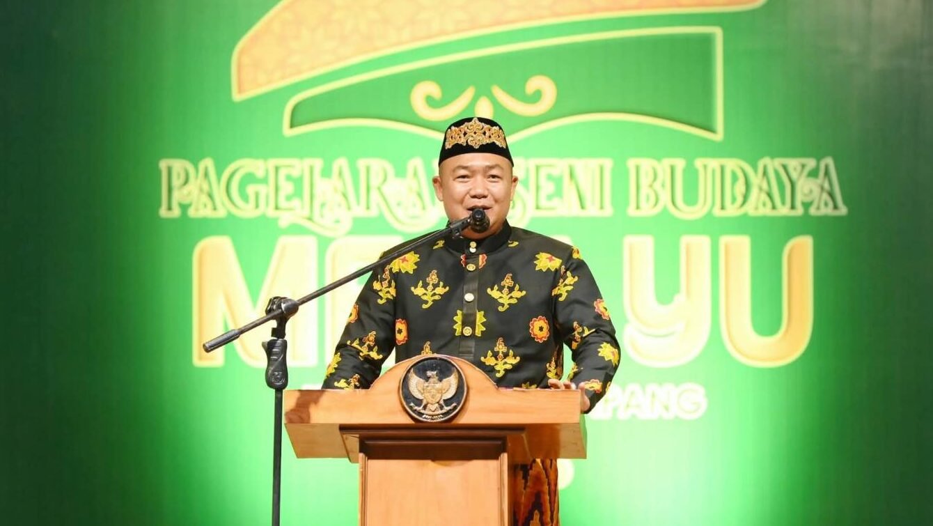 Bupati Ketapang, Alexander Wilyo, secara simbolis membuka Festival Seni Budaya Melayu (FSBM) 2025 dengan menabuh gendang tar, Jumat (26/09/2025).