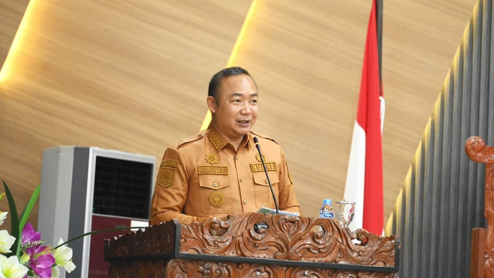 Bupati Ketapang, Alexander Wilyo, saat membahas usulan pemekaran wilayah di rapat paripurna DPRD Kalbar.