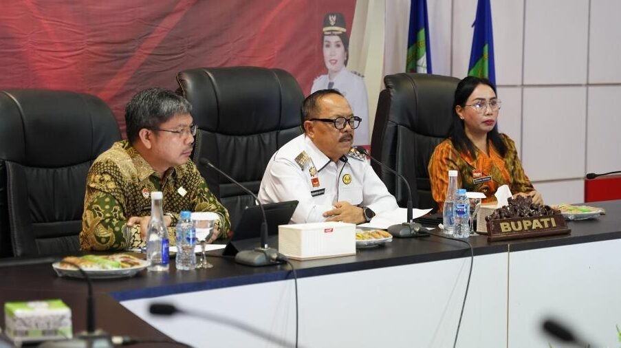 Bupati Sanggau, Yohanes Ontot, dan Wakil Bupati Sanggau Susana Herpena, saat menghadiri zoom meeting pembentukan Pos Bantuan Hukum (Posbankum) yang merupakan bagian dari program nasional Asta Cita Presiden Prabowo Subianto.