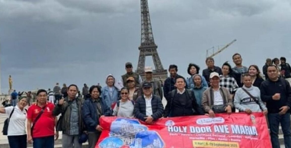 "Bupati Sekadau dilaporkan warga karena melakukan perjalanan rohani ke luar negeri di tengah kondisi jalan rusak dan defisit anggaran, diduga menggunakan APBD. "