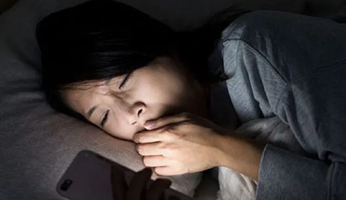 "Pahami 4 bahaya tersembunyi dari Sleep Call yang bisa merusak kesehatan dan hubunganmu. Ketahui mengapa kebiasaan ini bukan lagi hal yang romantis."