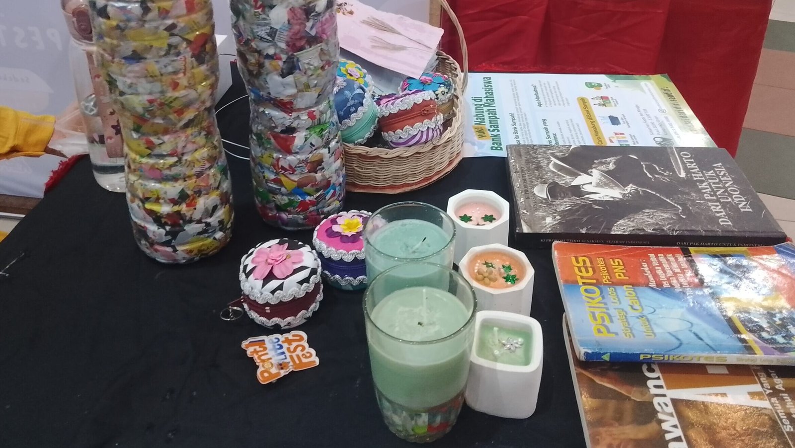 "Komunitas Siklus Bijak memeriahkan Pesta Kata Bumi Khatulistiwa di Pontianak, memamerkan kreasi daur ulang unik untuk mengedukasi masyarakat tentang pencegahan limbah. "