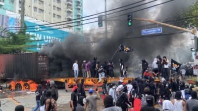 "Demo anti-korupsi di Manila berakhir ricuh. Puluhan ribu warga menuntut pertanggungjawaban atas skandal mega-proyek fiktif senilai miliaran dolar."