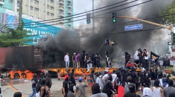 "Demo anti-korupsi di Manila berakhir ricuh. Puluhan ribu warga menuntut pertanggungjawaban atas skandal mega-proyek fiktif senilai miliaran dolar."